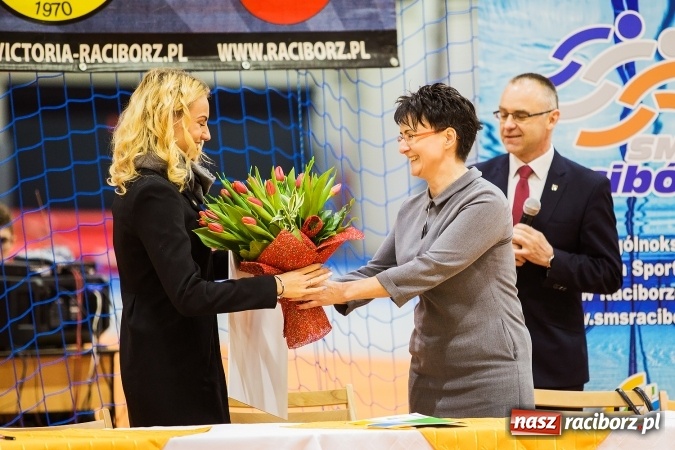 Zdjęcie w galerii na portalu naszraciborz.pl: Kwiaty, tort i owacja na stojąco, czyli spotkanie z Justyną Święty w ZSOMS wiadomości z regionu