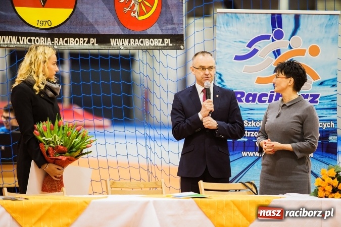 Zdjęcie w galerii na portalu naszraciborz.pl: Kwiaty, tort i owacja na stojąco, czyli spotkanie z Justyną Święty w ZSOMS wiadomości z regionu