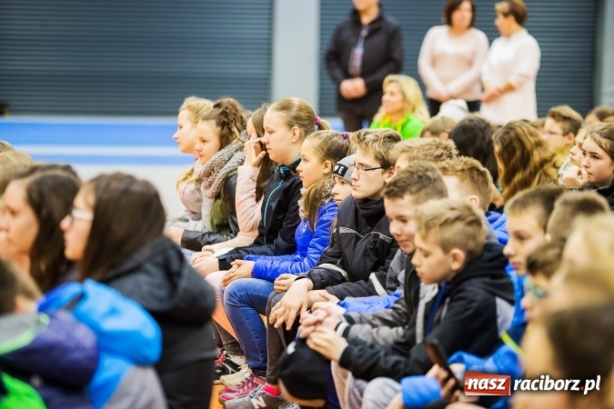 Zdjęcie w galerii na portalu naszraciborz.pl: Kwiaty, tort i owacja na stojąco, czyli spotkanie z Justyną Święty w ZSOMS wiadomości z regionu