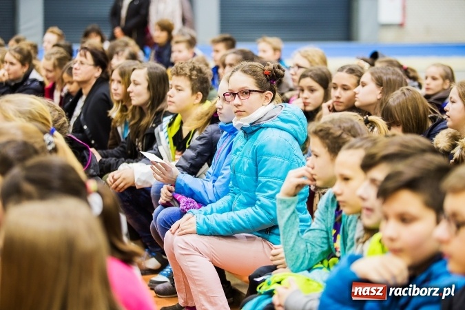 Zdjęcie w galerii na portalu naszraciborz.pl: Kwiaty, tort i owacja na stojąco, czyli spotkanie z Justyną Święty w ZSOMS wiadomości z regionu