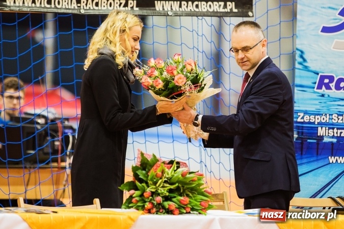 Zdjęcie w galerii na portalu naszraciborz.pl: Kwiaty, tort i owacja na stojąco, czyli spotkanie z Justyną Święty w ZSOMS wiadomości z regionu