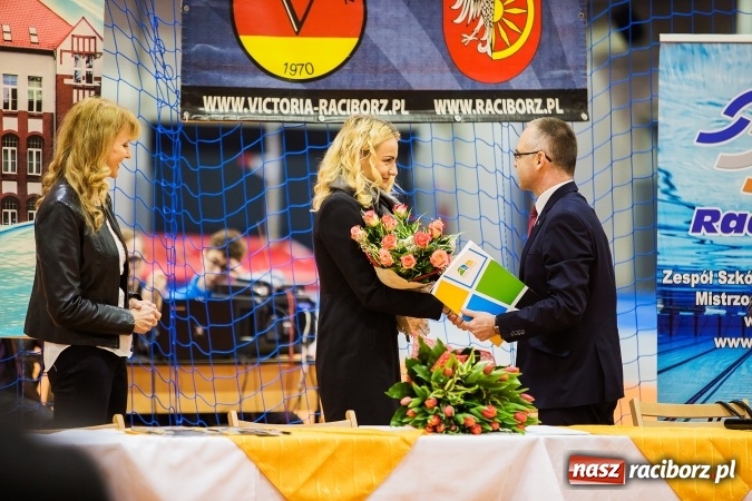 Zdjęcie w galerii na portalu naszraciborz.pl: Kwiaty, tort i owacja na stojąco, czyli spotkanie z Justyną Święty w ZSOMS wiadomości z regionu