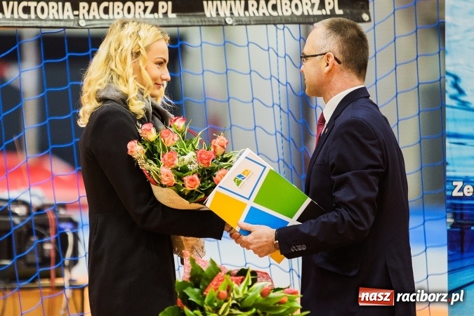 Zdjęcie w galerii na portalu naszraciborz.pl: Kwiaty, tort i owacja na stojąco, czyli spotkanie z Justyną Święty w ZSOMS wiadomości z regionu