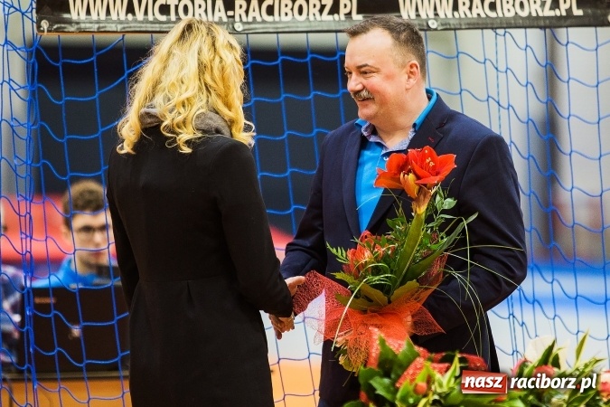 Zdjęcie w galerii na portalu naszraciborz.pl: Kwiaty, tort i owacja na stojąco, czyli spotkanie z Justyną Święty w ZSOMS wiadomości z regionu