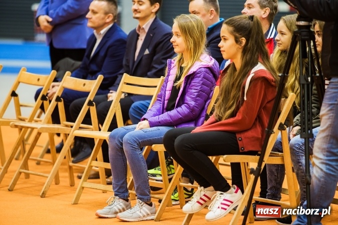 Zdjęcie w galerii na portalu naszraciborz.pl: Kwiaty, tort i owacja na stojąco, czyli spotkanie z Justyną Święty w ZSOMS wiadomości z regionu