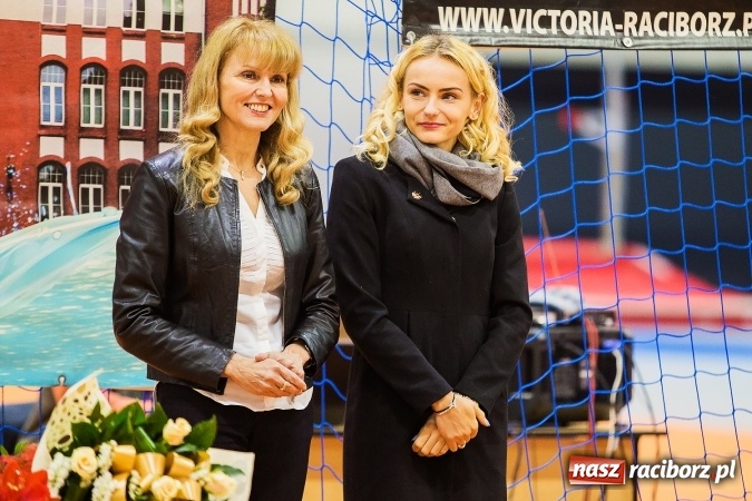 Zdjęcie w galerii na portalu naszraciborz.pl: Kwiaty, tort i owacja na stojąco, czyli spotkanie z Justyną Święty w ZSOMS wiadomości z regionu