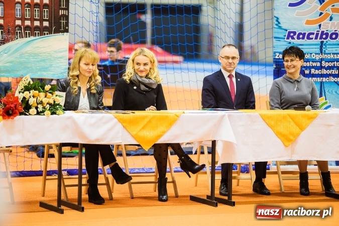 Zdjęcie w galerii na portalu naszraciborz.pl: Kwiaty, tort i owacja na stojąco, czyli spotkanie z Justyną Święty w ZSOMS wiadomości z regionu