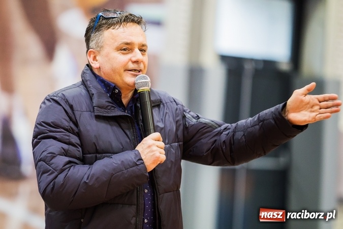 Zdjęcie w galerii na portalu naszraciborz.pl: Kwiaty, tort i owacja na stojąco, czyli spotkanie z Justyną Święty w ZSOMS wiadomości z regionu