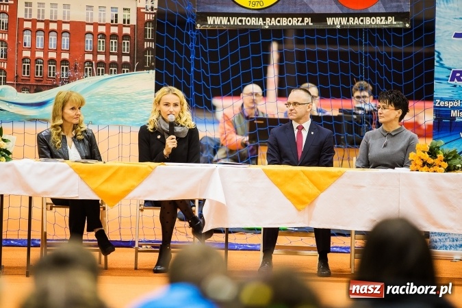 Zdjęcie w galerii na portalu naszraciborz.pl: Kwiaty, tort i owacja na stojąco, czyli spotkanie z Justyną Święty w ZSOMS wiadomości z regionu