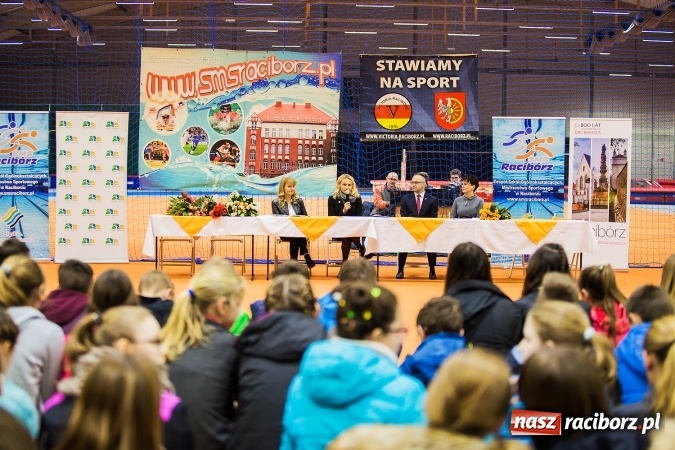 Zdjęcie w galerii na portalu naszraciborz.pl: Kwiaty, tort i owacja na stojąco, czyli spotkanie z Justyną Święty w ZSOMS wiadomości z regionu