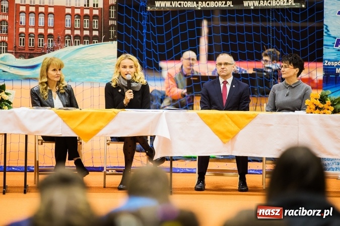 Zdjęcie w galerii na portalu naszraciborz.pl: Kwiaty, tort i owacja na stojąco, czyli spotkanie z Justyną Święty w ZSOMS wiadomości z regionu