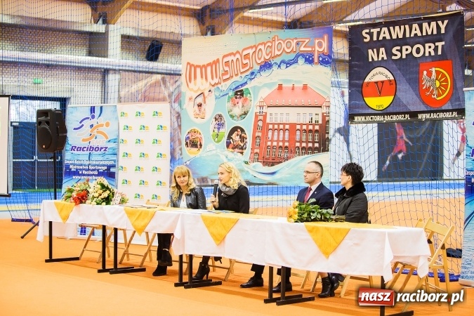 Zdjęcie w galerii na portalu naszraciborz.pl: Kwiaty, tort i owacja na stojąco, czyli spotkanie z Justyną Święty w ZSOMS wiadomości z regionu