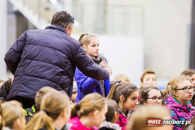 Zdjęcie w galerii na portalu naszraciborz.pl: Kwiaty, tort i owacja na stojąco, czyli spotkanie z Justyną Święty w ZSOMS wiadomości z regionu