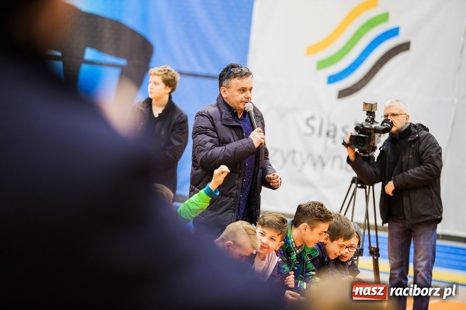 Zdjęcie w galerii na portalu naszraciborz.pl: Kwiaty, tort i owacja na stojąco, czyli spotkanie z Justyną Święty w ZSOMS wiadomości z regionu