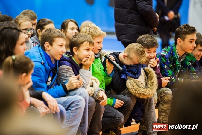 Zdjęcie w galerii na portalu naszraciborz.pl: Kwiaty, tort i owacja na stojąco, czyli spotkanie z Justyną Święty w ZSOMS wiadomości z regionu