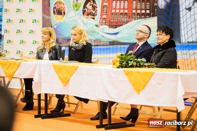 Zdjęcie w galerii na portalu naszraciborz.pl: Kwiaty, tort i owacja na stojąco, czyli spotkanie z Justyną Święty w ZSOMS wiadomości z regionu