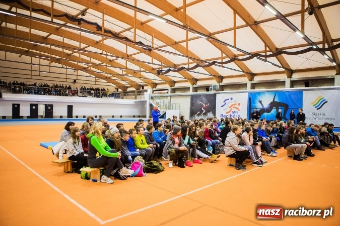 Zdjęcie w galerii na portalu naszraciborz.pl: Kwiaty, tort i owacja na stojąco, czyli spotkanie z Justyną Święty w ZSOMS wiadomości z regionu