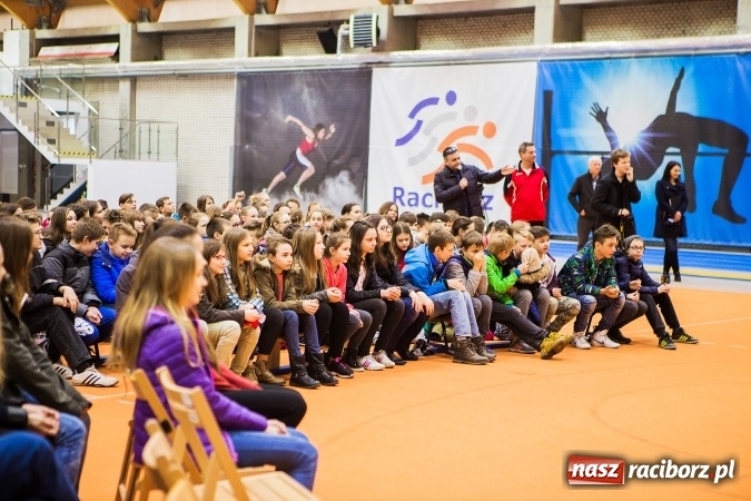Zdjęcie w galerii na portalu naszraciborz.pl: Kwiaty, tort i owacja na stojąco, czyli spotkanie z Justyną Święty w ZSOMS wiadomości z regionu