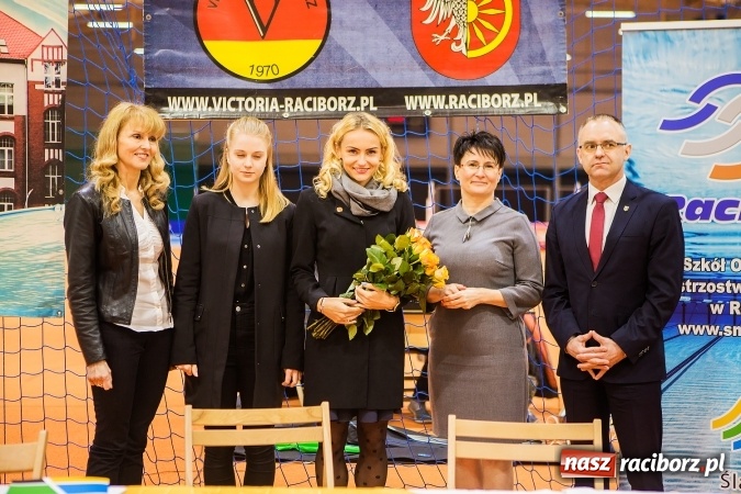 Zdjęcie w galerii na portalu naszraciborz.pl: Kwiaty, tort i owacja na stojąco, czyli spotkanie z Justyną Święty w ZSOMS wiadomości z regionu