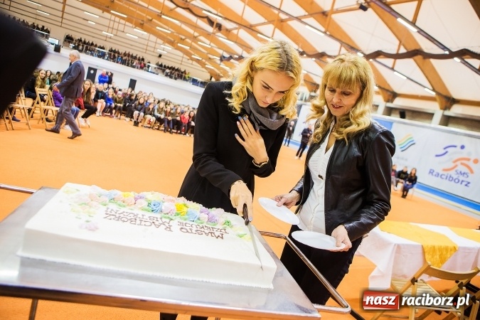 Zdjęcie w galerii na portalu naszraciborz.pl: Kwiaty, tort i owacja na stojąco, czyli spotkanie z Justyną Święty w ZSOMS wiadomości z regionu