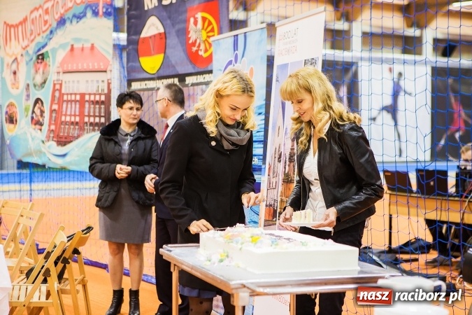 Zdjęcie w galerii na portalu naszraciborz.pl: Kwiaty, tort i owacja na stojąco, czyli spotkanie z Justyną Święty w ZSOMS wiadomości z regionu