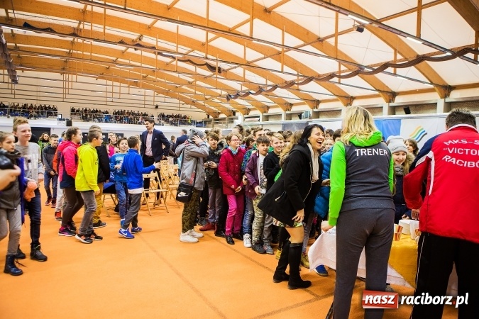 Zdjęcie w galerii na portalu naszraciborz.pl: Kwiaty, tort i owacja na stojąco, czyli spotkanie z Justyną Święty w ZSOMS wiadomości z regionu