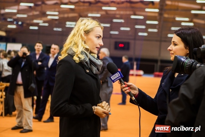 Zdjęcie w galerii na portalu naszraciborz.pl: Kwiaty, tort i owacja na stojąco, czyli spotkanie z Justyną Święty w ZSOMS wiadomości z regionu