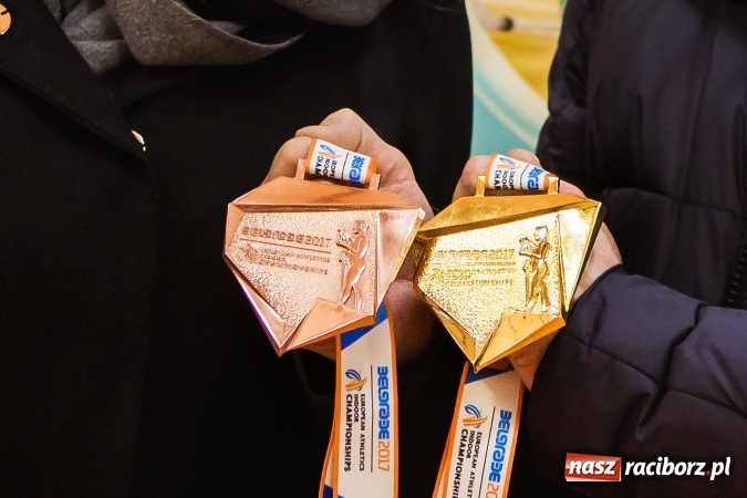 Zdjęcie w galerii na portalu naszraciborz.pl: Kwiaty, tort i owacja na stojąco, czyli spotkanie z Justyną Święty w ZSOMS wiadomości z regionu