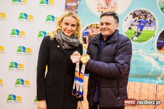 Zdjęcie w galerii na portalu naszraciborz.pl: Kwiaty, tort i owacja na stojąco, czyli spotkanie z Justyną Święty w ZSOMS wiadomości z regionu