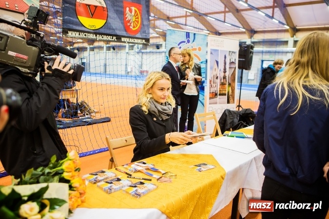 Zdjęcie w galerii na portalu naszraciborz.pl: Kwiaty, tort i owacja na stojąco, czyli spotkanie z Justyną Święty w ZSOMS wiadomości z regionu