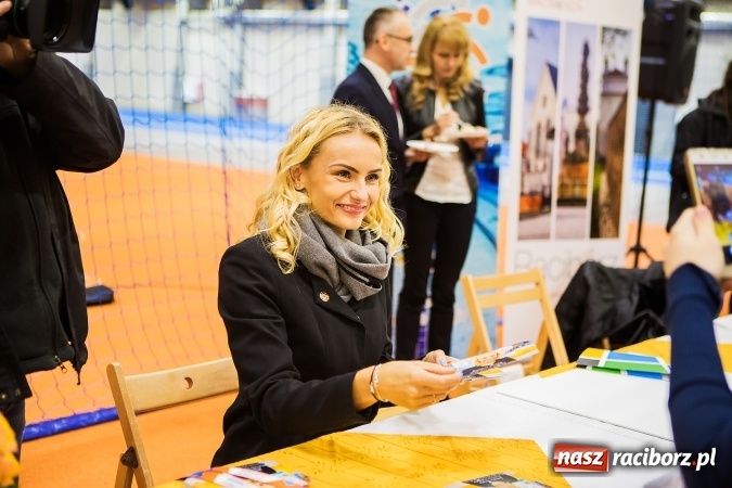 Zdjęcie w galerii na portalu naszraciborz.pl: Kwiaty, tort i owacja na stojąco, czyli spotkanie z Justyną Święty w ZSOMS wiadomości z regionu