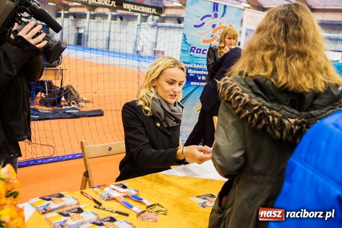 Zdjęcie w galerii na portalu naszraciborz.pl: Kwiaty, tort i owacja na stojąco, czyli spotkanie z Justyną Święty w ZSOMS wiadomości z regionu