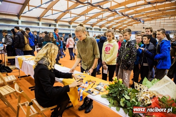 Zdjęcie w galerii na portalu naszraciborz.pl: Kwiaty, tort i owacja na stojąco, czyli spotkanie z Justyną Święty w ZSOMS wiadomości z regionu
