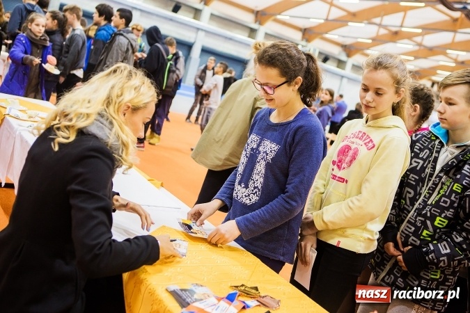 Zdjęcie w galerii na portalu naszraciborz.pl: Kwiaty, tort i owacja na stojąco, czyli spotkanie z Justyną Święty w ZSOMS wiadomości z regionu