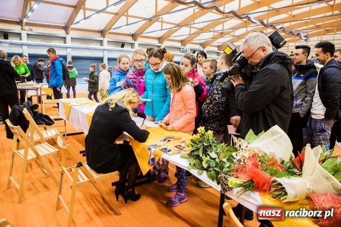 Zdjęcie w galerii na portalu naszraciborz.pl: Kwiaty, tort i owacja na stojąco, czyli spotkanie z Justyną Święty w ZSOMS wiadomości z regionu