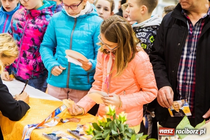 Zdjęcie w galerii na portalu naszraciborz.pl: Kwiaty, tort i owacja na stojąco, czyli spotkanie z Justyną Święty w ZSOMS wiadomości z regionu