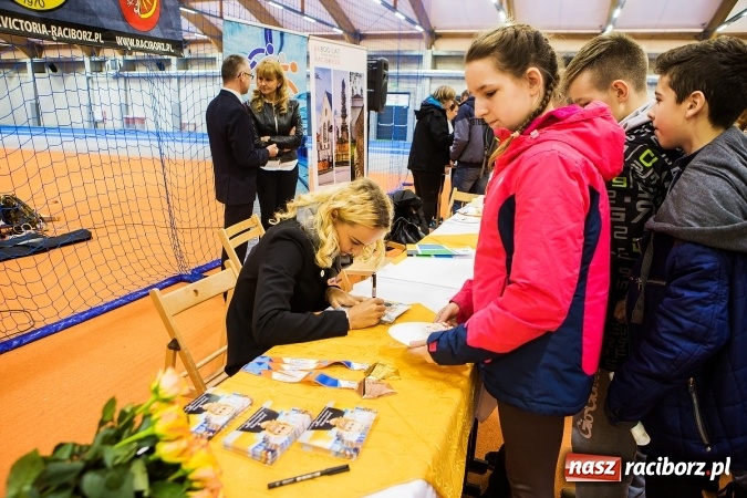 Zdjęcie w galerii na portalu naszraciborz.pl: Kwiaty, tort i owacja na stojąco, czyli spotkanie z Justyną Święty w ZSOMS wiadomości z regionu