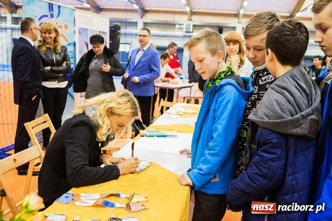 Zdjęcie w galerii na portalu naszraciborz.pl: Kwiaty, tort i owacja na stojąco, czyli spotkanie z Justyną Święty w ZSOMS wiadomości z regionu