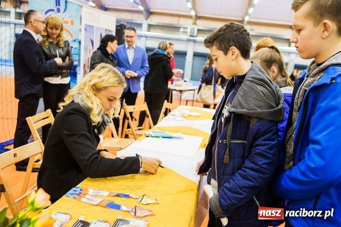 Zdjęcie w galerii na portalu naszraciborz.pl: Kwiaty, tort i owacja na stojąco, czyli spotkanie z Justyną Święty w ZSOMS wiadomości z regionu