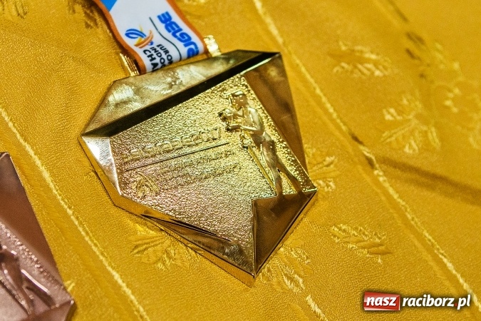 Zdjęcie w galerii na portalu naszraciborz.pl: Kwiaty, tort i owacja na stojąco, czyli spotkanie z Justyną Święty w ZSOMS wiadomości z regionu