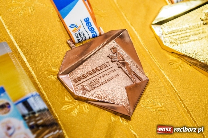 Zdjęcie w galerii na portalu naszraciborz.pl: Kwiaty, tort i owacja na stojąco, czyli spotkanie z Justyną Święty w ZSOMS wiadomości z regionu