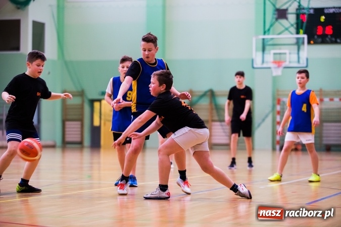 Zdjęcie w galerii na portalu naszraciborz.pl: Miejski Finał Szkół Podstawowych w Piłce Koszykowej Chłopców wiadomości z regionu