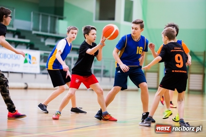 Zdjęcie w galerii na portalu naszraciborz.pl: Miejski Finał Szkół Podstawowych w Piłce Koszykowej Chłopców wiadomości z regionu