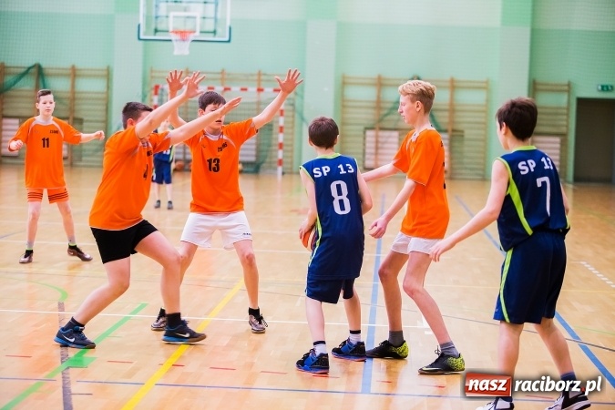 Zdjęcie w galerii na portalu naszraciborz.pl: Miejski Finał Szkół Podstawowych w Piłce Koszykowej Chłopców wiadomości z regionu