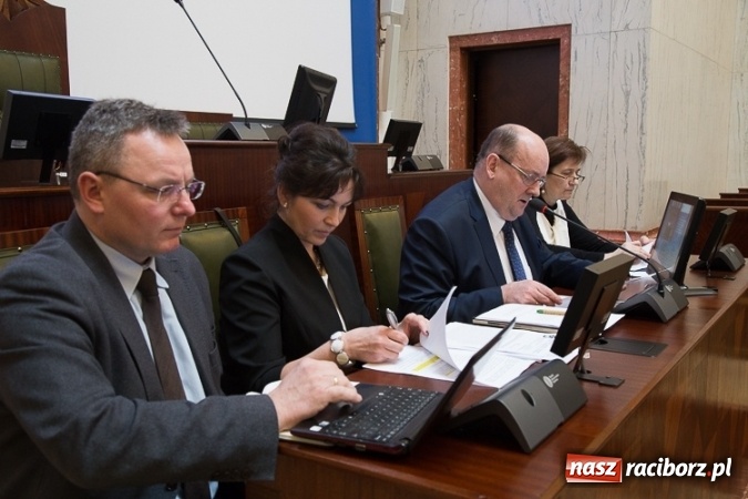 Zdjęcie w galerii na portalu naszraciborz.pl: Smog na celowniku śląskich radnych. Czy będzie obowiązek wymiany kotł&oacute;w? wiadomości z regionu