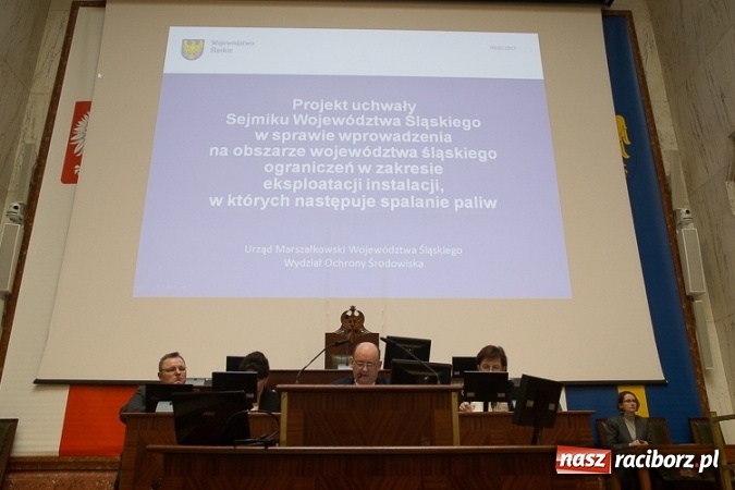 Zdjęcie w galerii na portalu naszraciborz.pl: Smog na celowniku śląskich radnych. Czy będzie obowiązek wymiany kotł&oacute;w? wiadomości z regionu