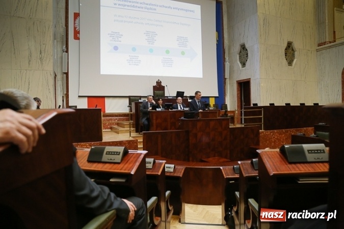 Zdjęcie w galerii na portalu naszraciborz.pl: Smog na celowniku śląskich radnych. Czy będzie obowiązek wymiany kotł&oacute;w? wiadomości z regionu