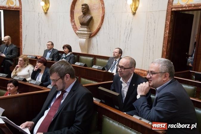 Zdjęcie w galerii na portalu naszraciborz.pl: Smog na celowniku śląskich radnych. Czy będzie obowiązek wymiany kotł&oacute;w? wiadomości z regionu