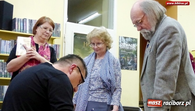 Zdjęcie w galerii na portalu naszraciborz.pl: Najzabawniejszy czeski pisarz - Evžen Boček w raciborskiej bibliotece wiadomości z regionu