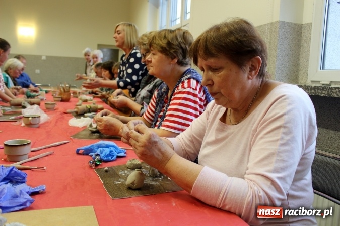 Zdjęcie w galerii na portalu naszraciborz.pl: Studenci UTW z Nędzy na warsztatach lepienia w glinie  wiadomości z regionu